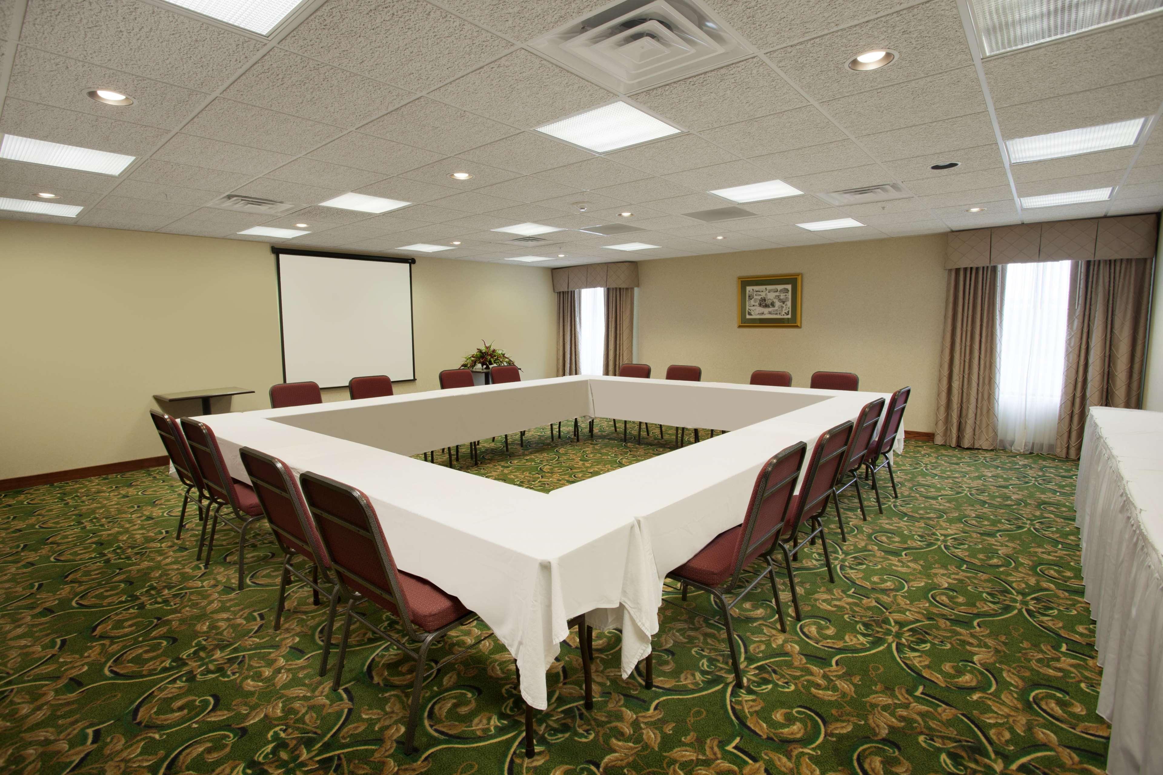 Hampton Inn Sidney Бізнес фото